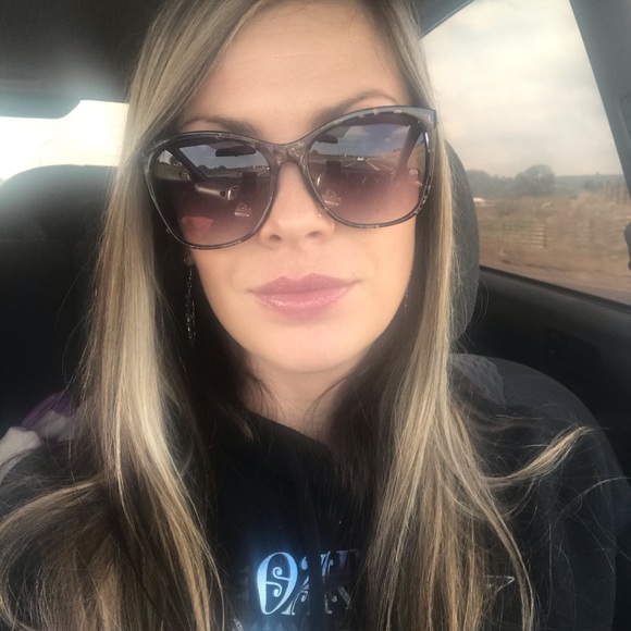 Meet your Posher, Stephanie - Picture 1 of 1